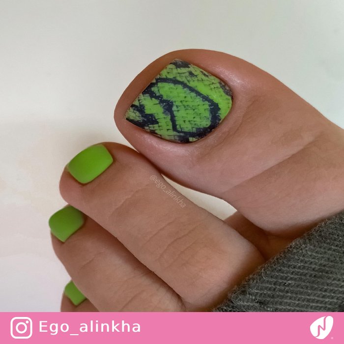 Green Nails with Snake Print Pattern